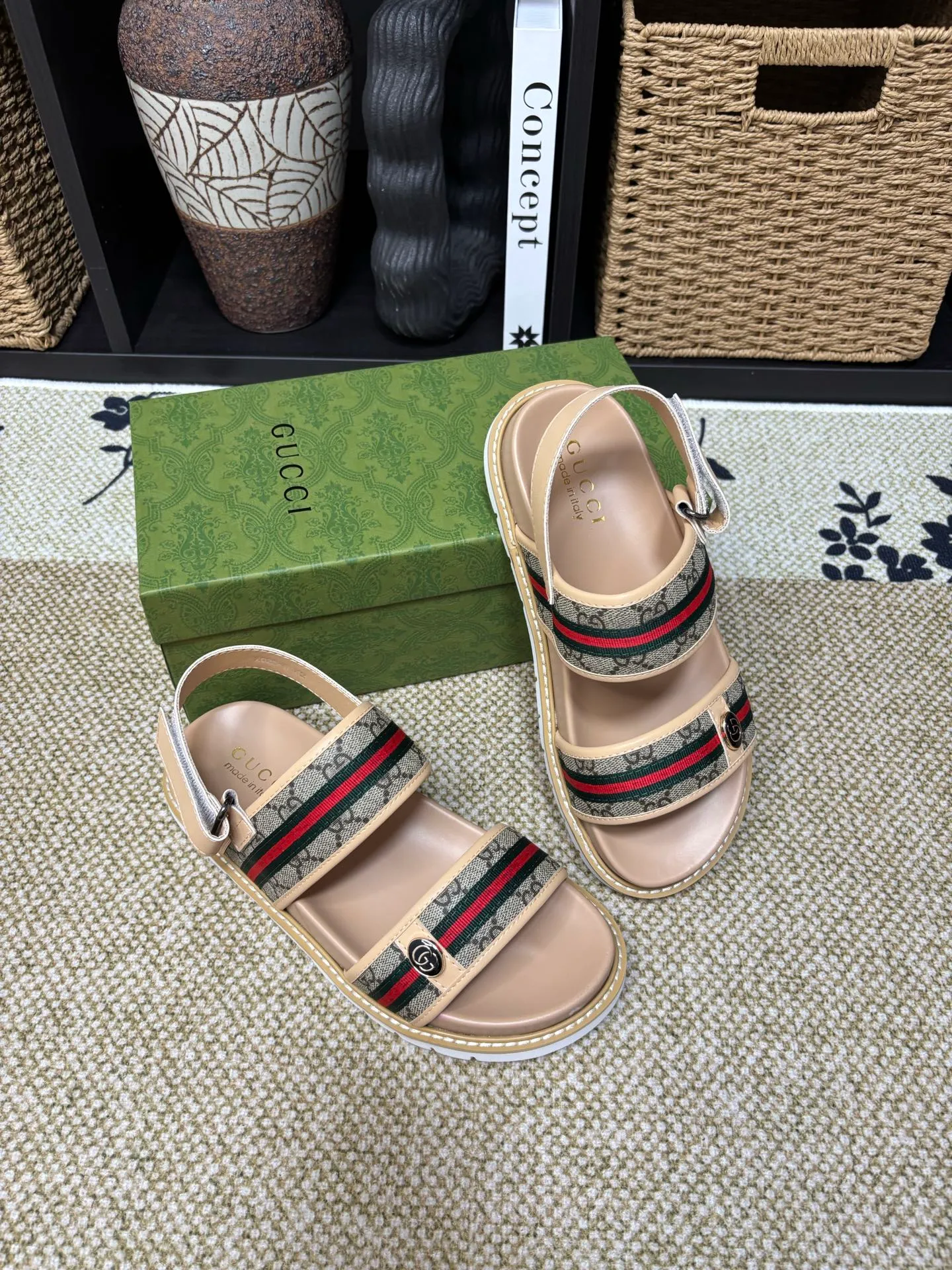 Factory 💰 300 yuan Gucci slippers] high-end men's shoes brand official website 1:1 latest masterpiece: original mold customization, the fabric is made of imported original materials, upgraded outsole, lighter and non-slip. The market's top quality, simple yet tasteful, a must-have for fashionistas, fashionable at your feet, full of confidence, the same style at the counter 👍The season of summer slippers is here. Code: 38-45 (45 customized)